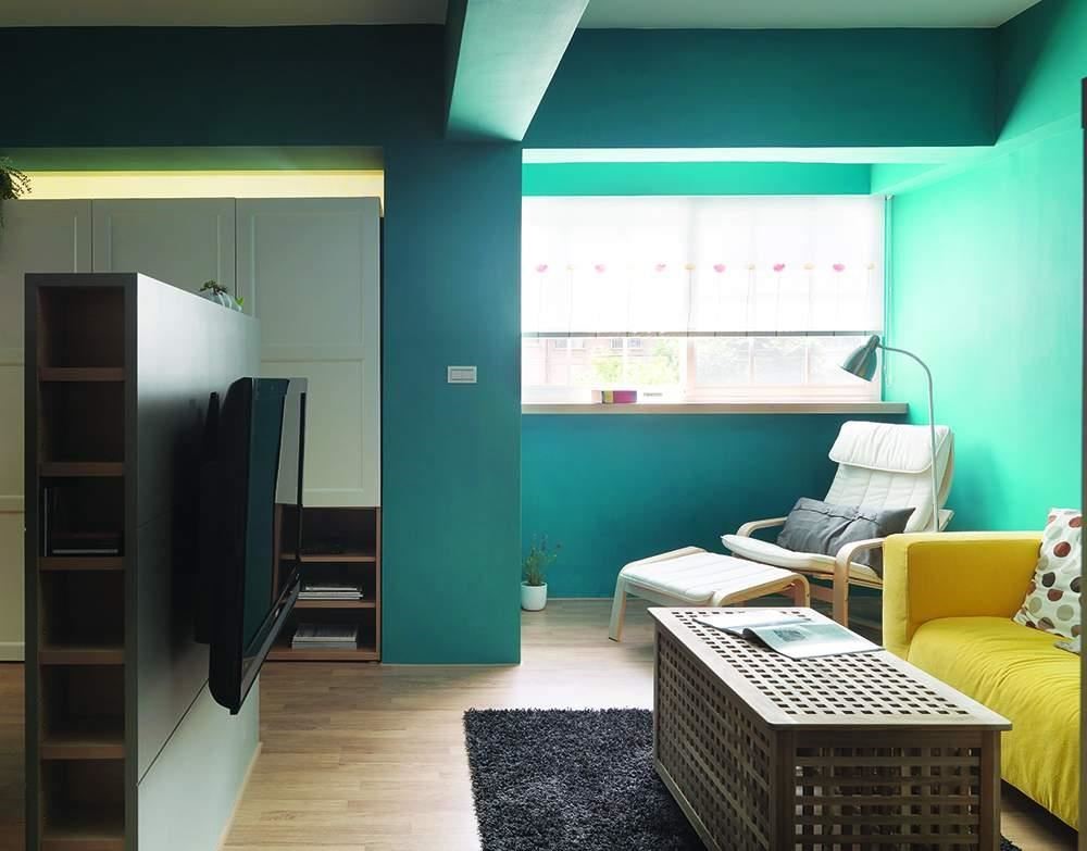 在空間用色上大膽使用濃郁且高彩度、亮度的色彩，並透